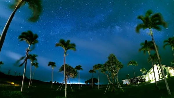 Piękna Droga Mleczna Światło Nadmorskiego Domu Palmy — Zdjęcie stockowe