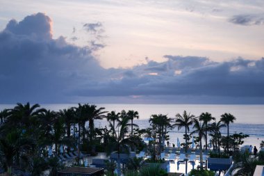 Tropik bir adada güzel bir gün batımı manzarası