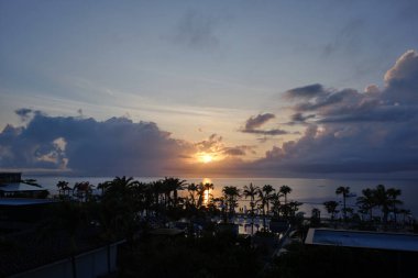 Tropik bir adada güzel bir gün batımı manzarası