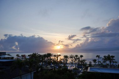 Tropik bir adada güzel bir gün batımı manzarası