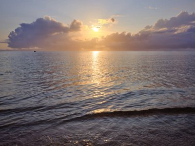 Güzel gökyüzü, bulutlar ve deniz akşamları