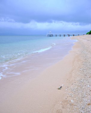 plaj ve tropikal deniz beyaz kumla