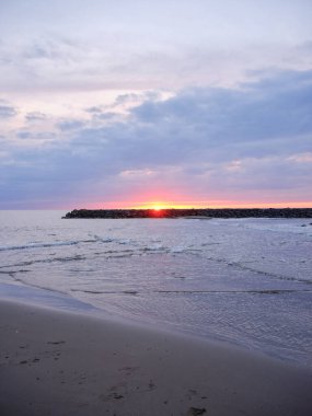 Sahilde gün batımı