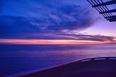 Denizin üzerinde gün batımı