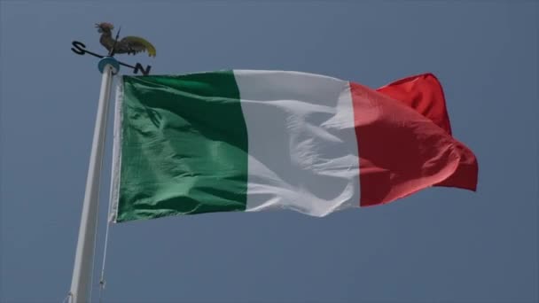 Μεγάλη Ιταλική Σημαία Κυματίζει Στον Άνεμο Ηλιόλουστη Μέρα Αργή Κίνηση — Αρχείο Βίντεο