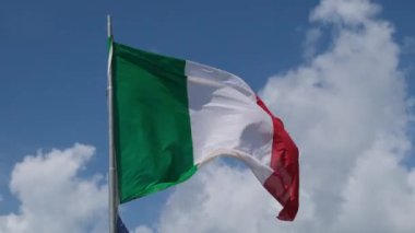 Güneşli bir günde rüzgarda dalgalanan büyük İtalyan bayrağı. Yüksek kalite 4k görüntü