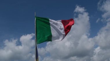 Güneşli bir günde rüzgarda dalgalanan büyük İtalyan bayrağı. Yüksek kalite 4k görüntü