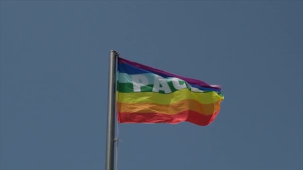 Bandiera Pace Arcobaleno Sventola Nel Vento Nella Giornata Sole Rallentatore — Video Stock