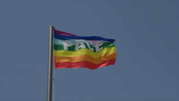 Ουράνιο Τόξο Σημαία Ειρήνη Κυματίζει Στον Άνεμο Ηλιόλουστη Μέρα Αργή — Αρχείο Βίντεο