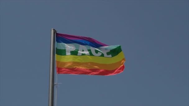 Curcubeu Steag Pace Fluturând Vânt Ziua Însorită Lent Mișcare Imagini — Videoclip de stoc