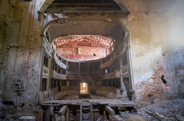 Przegląd Sceny Opuszczonego Teatru Ruinach Wysokiej Jakości Zdjęcie — Zdjęcie stockowe