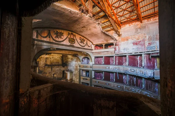 Przegląd Trybun Opuszczonego Teatru Ruinach Wysokiej Jakości Zdjęcie — Zdjęcie stockowe