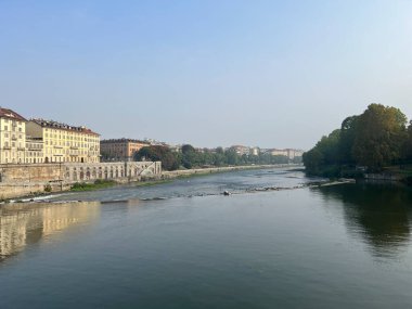 Torino 'daki Vittorio Meydanı' nda, Torino 'nun Vittorio Meydanı' nda Po Nehri 'nin Poew nehri manzaralı bir vibinası var. Yüksek kalite fotoğraf