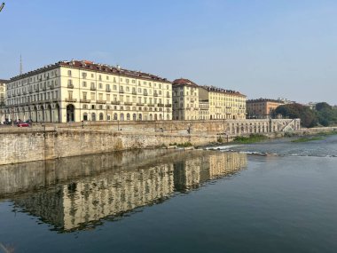 Torino 'daki Vittorio Meydanı' nda, Torino 'nun Vittorio Meydanı' nda Po Nehri 'nin Poew nehri manzaralı bir vibinası var. Yüksek kalite fotoğraf