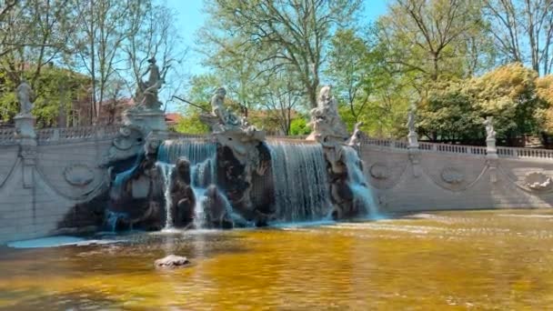 华伦天奴公园在都灵雕像和喷泉的12个月 高质量的4K镜头 — 图库视频影像