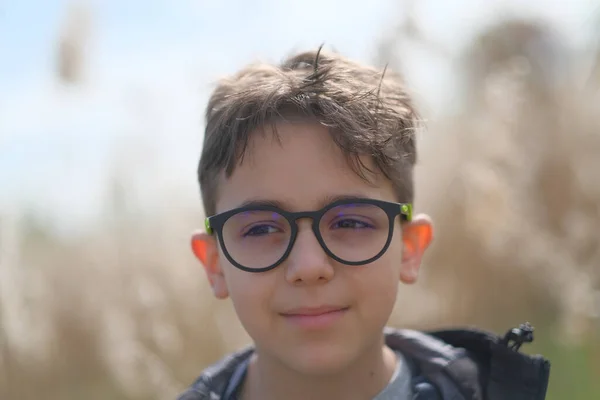 自然界に眼鏡をかけた少年の肖像画です 高品質の写真 — ストック写真