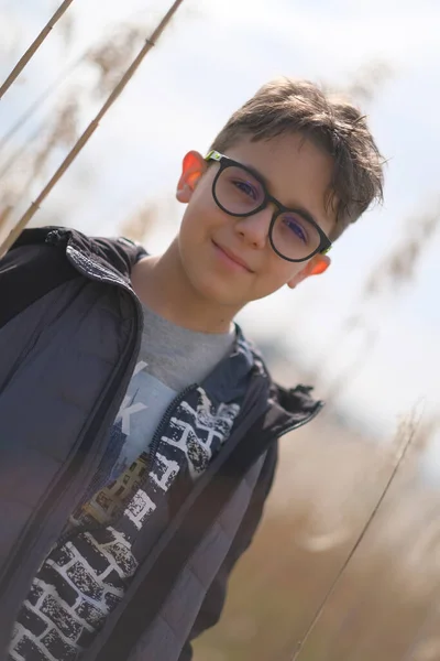 Porträtt Liten Pojke Med Glasögon Naturen Högkvalitativt Foto — Stockfoto