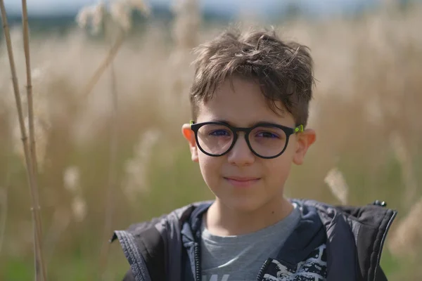 Porträt Eines Kleinen Jungen Mit Brille Der Natur Hochwertiges Foto — Stockfoto