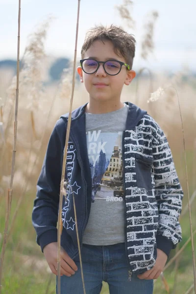 Portretul Unui Băiețel Ochelari Natură Fotografie Înaltă Calitate — Fotografie, imagine de stoc
