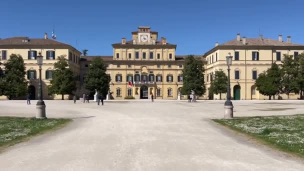 Carabinieri Ris Parma Merkezindeki Düksel Parktaki Bahçe Sarayı Yüksek Kalite — Stok video