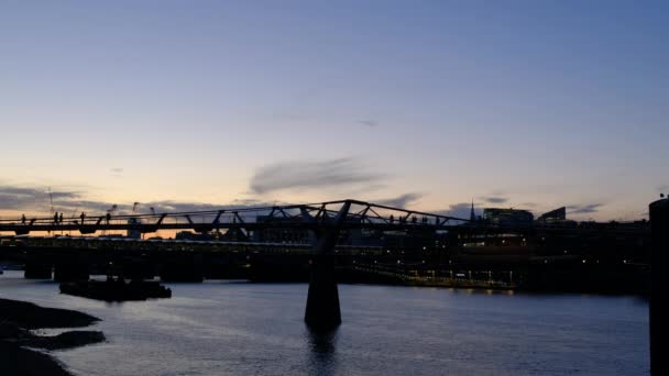 伦敦千禧桥日落时分 人们四处走走 高质量的4K镜头 — 图库视频影像