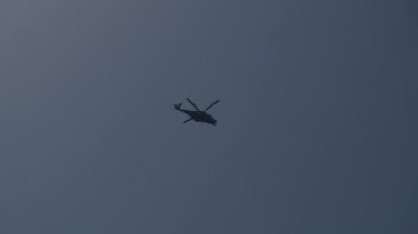 İtalyan askeri helikopteri sahilde uçuyor. Yüksek kalite 4k görüntü