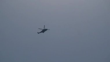 İtalyan askeri helikopteri sahilde uçuyor. Yüksek kalite 4k görüntü