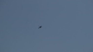 İtalyan askeri helikopteri sahilde uçuyor. Yüksek kalite 4k görüntü