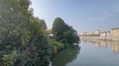 Torino 'daki Vittorio Meydanı' nda Po nehri manzaralı bir bina. Yüksek kalite fotoğraf