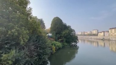Torino 'daki Vittorio Meydanı' nda Po nehri manzaralı bir bina. Yüksek kalite fotoğraf