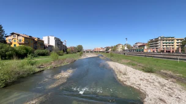 Επισκόπηση Του Ποταμού Στην Πάρμα Της Ιταλίας Υψηλής Ποιότητας Πλάνα — Αρχείο Βίντεο