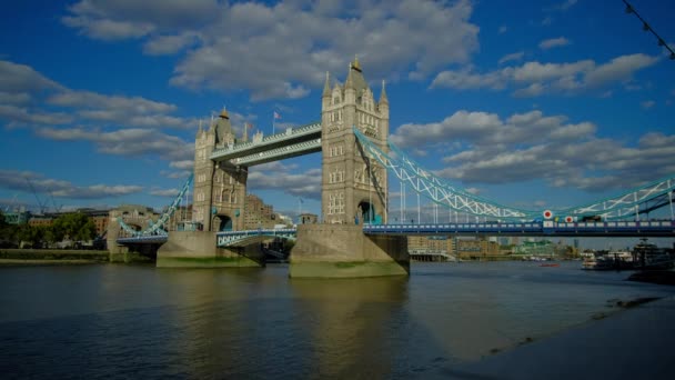 晴れた日のテムズ川とロンドン橋の概要 高品質4K映像 — ストック動画
