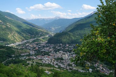 Bardonecchia Torino kasabası Alplerden şehrin dört bir yanında görüldü. Yüksek kalite fotoğraf