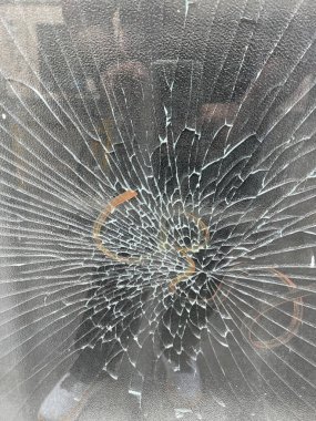 Zırhlı cam kırılmış ve vitrine zarar vermiş. Yüksek kalite fotoğraf