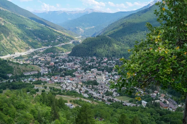 Bardonecchia Torino Kasabası Alplerden Şehrin Dört Bir Yanında Görüldü Yüksek — Stok fotoğraf