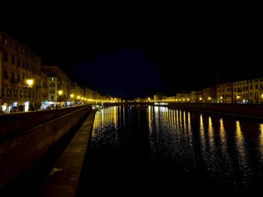 Pisa 'daki Arno nehrinin panoraması. Yüksek kalite fotoğraf