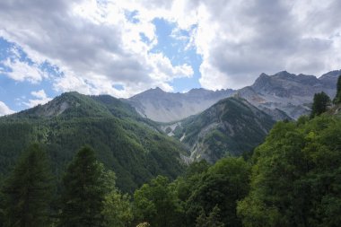 Val Susa 'daki Piedmontese Alpleri' nin Bardonecchia İncisi 'nin yukarısındaki yemyeşil dağlar. Yüksek kalite fotoğraf