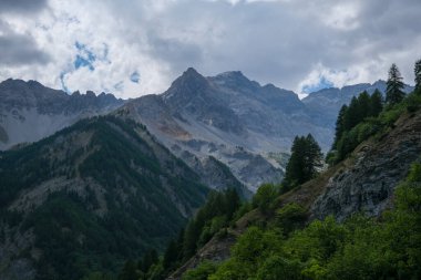 Val Susa 'daki Piedmontese Alpleri' nin Bardonecchia İncisi 'nin yukarısındaki yemyeşil dağlar. Yüksek kalite fotoğraf