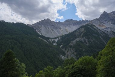 Val Susa 'daki Piedmontese Alpleri' nin Bardonecchia İncisi 'nin yukarısındaki yemyeşil dağlar. Yüksek kalite fotoğraf