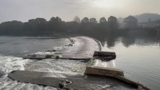 都灵的波河 阳光灿烂 瀑布小 高质量的4K镜头 — 图库视频影像