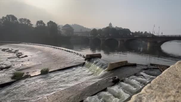 Rzeka Turynie Małym Wodospadem Słoneczny Dzień Wysokiej Jakości Materiał — Wideo stockowe