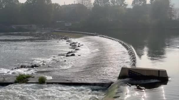 都灵的波河 阳光灿烂 瀑布小 高质量的4K镜头 — 图库视频影像