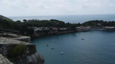 Ligurian Körfezi 'ndeki Lerici Kalesi' nden sadece tekne ve denizle gelen bir panorama. Yüksek kalite 4k görüntü