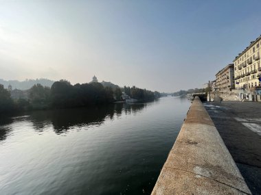 Torino 'daki Murazzi nehrinin kıyısında Po nehrinde. Yüksek kalite fotoğraf