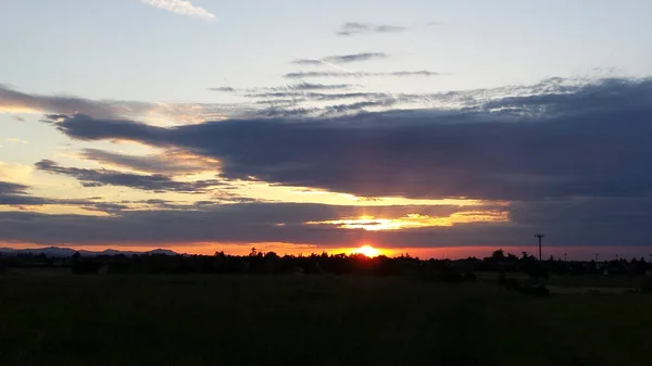Schöner Sonnenaufgang Mit Sonnenaufgang Zwischen Getreidefeldern Hochwertiges Foto — Stockfoto