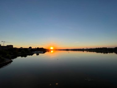 Mantua gölleri gün batımında İtalya 'daki Este Kalesi yakınlarında. Yüksek kalite fotoğraf