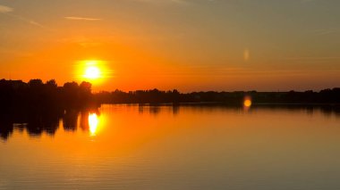 Mantua gölleri gün batımında İtalya 'daki Este Kalesi yakınlarında. Yüksek kalite fotoğraf