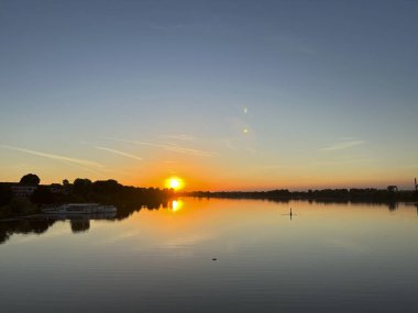 Mantua gölleri gün batımında İtalya 'daki Este Kalesi yakınlarında. Yüksek kalite fotoğraf