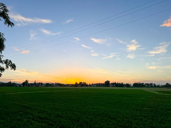 Güzel gündoğumu günbatımı, ekin tarlaları arasında doğan güneş. Yüksek kalite fotoğraf