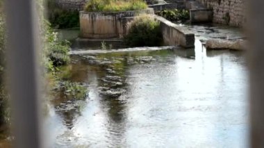 Pescina, Abruzzo 'daki L' Aquila ili, şehir merkezinden geçen kanal.